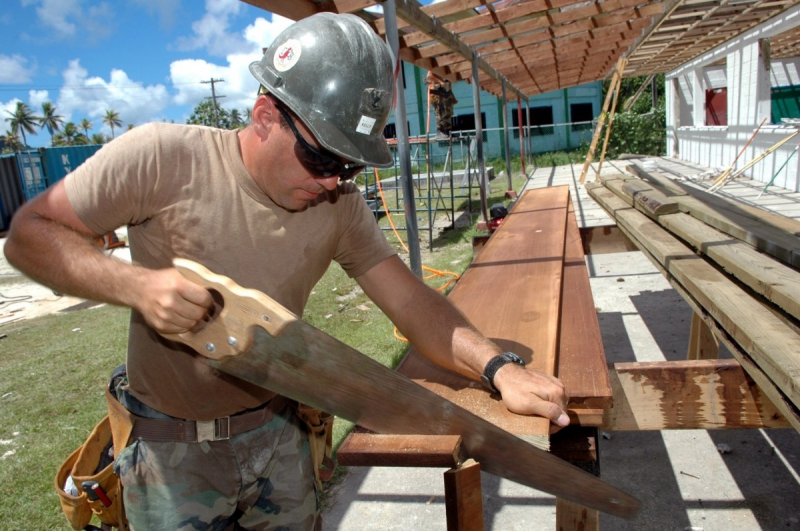 menuisier-SOLLIES PONT-min_worker_construction_building_carpenter_male_job_build_helmet-893290